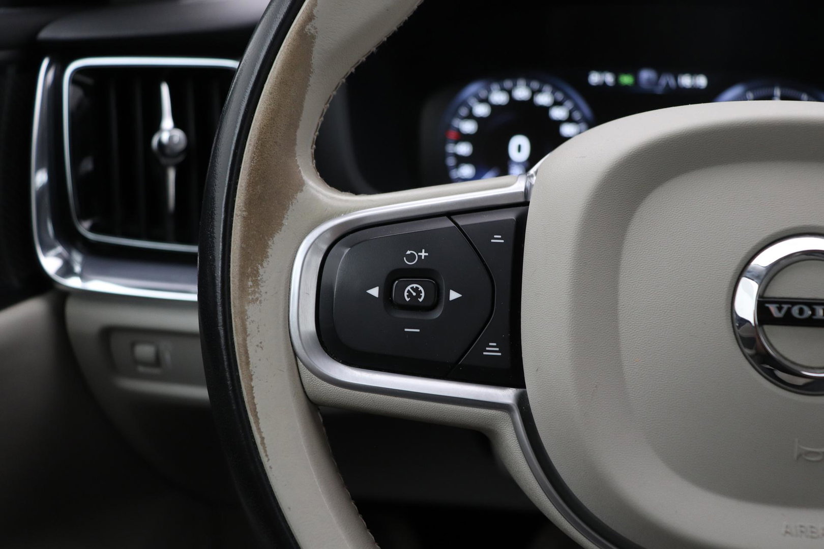 Volvo V60 2.0 D4 Inscription | Harman/Kardon | Pilot-assist | BLIS | Trekhaak | Stoelverwarming | Carplay | ACC