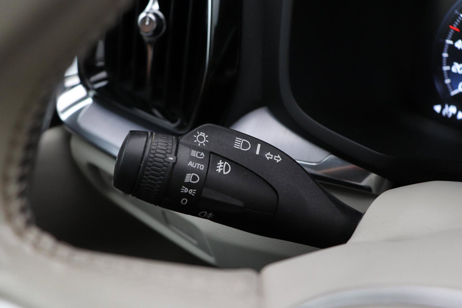 Volvo V60 2.0 D4 Inscription | Harman/Kardon | Pilot-assist | BLIS | Trekhaak | Stoelverwarming | Carplay | ACC