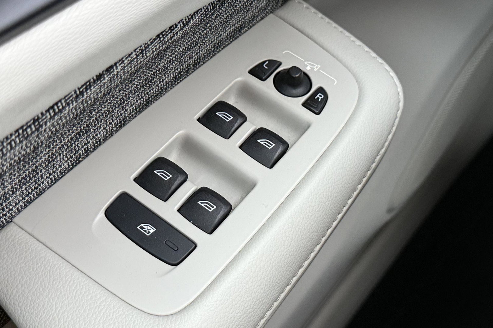 Volvo V60 2.0 D4 Inscription | Harman/Kardon | Pilot-assist | BLIS | Trekhaak | Stoelverwarming | Carplay | ACC