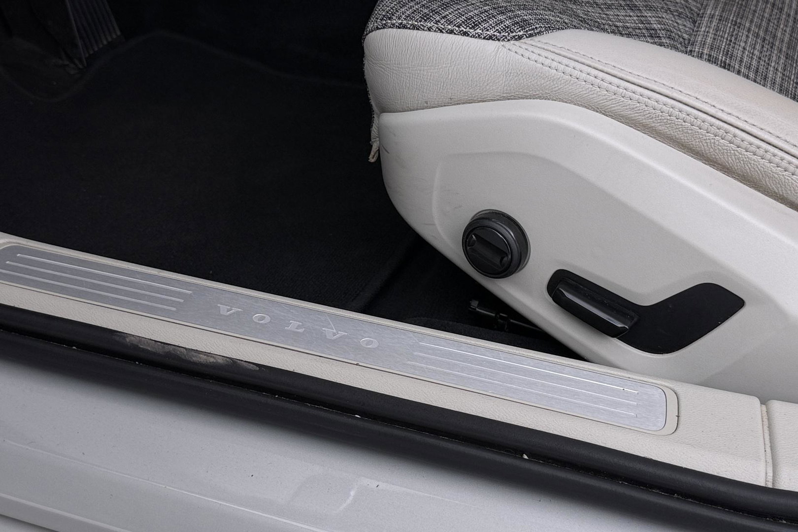 Volvo V60 2.0 D4 Inscription | Harman/Kardon | Pilot-assist | BLIS | Trekhaak | Stoelverwarming | Carplay | ACC