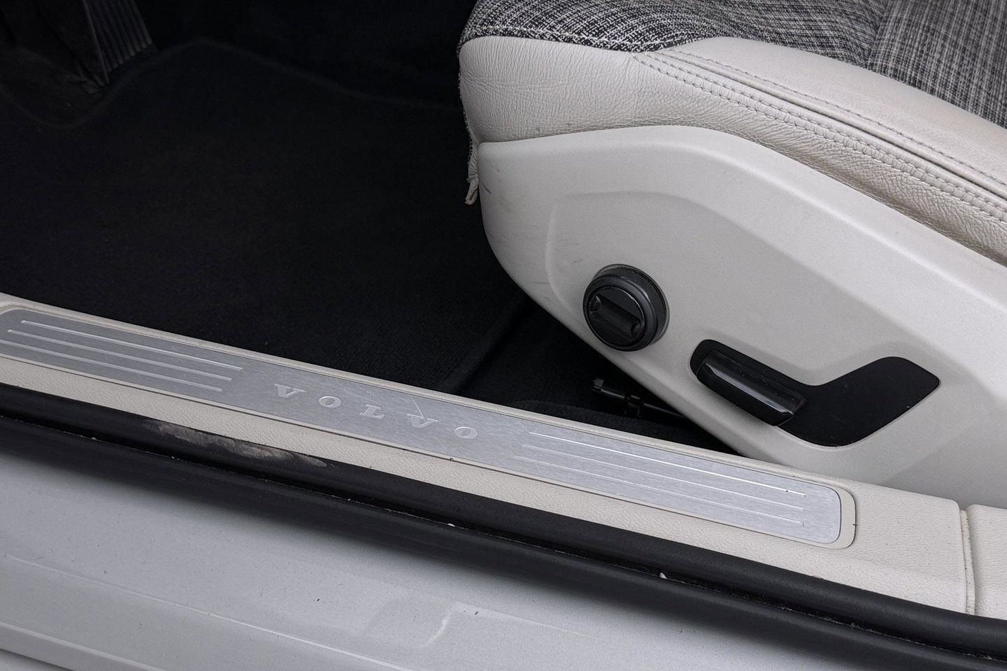 Volvo V60 2.0 D4 Inscription | Harman/Kardon | Pilot-assist | BLIS | Trekhaak | Stoelverwarming | Carplay | ACC