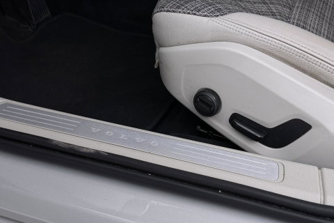 Volvo V60 2.0 D4 Inscription | Harman/Kardon | Pilot-assist | BLIS | Trekhaak | Stoelverwarming | Carplay | ACC
