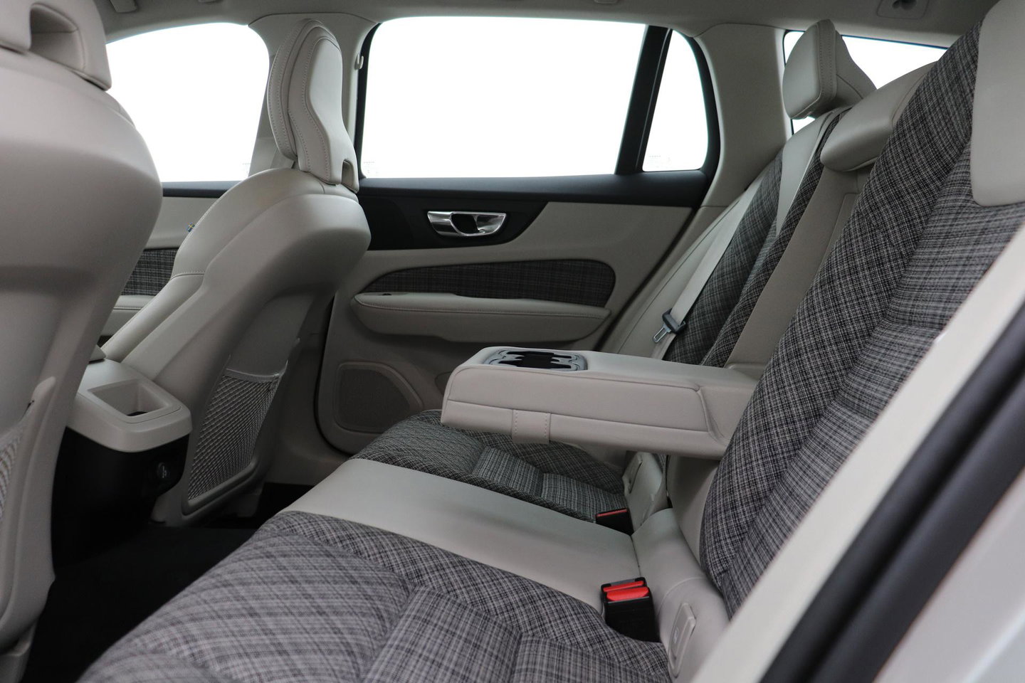 Volvo V60 2.0 D4 Inscription | Harman/Kardon | Pilot-assist | BLIS | Trekhaak | Stoelverwarming | Carplay | ACC