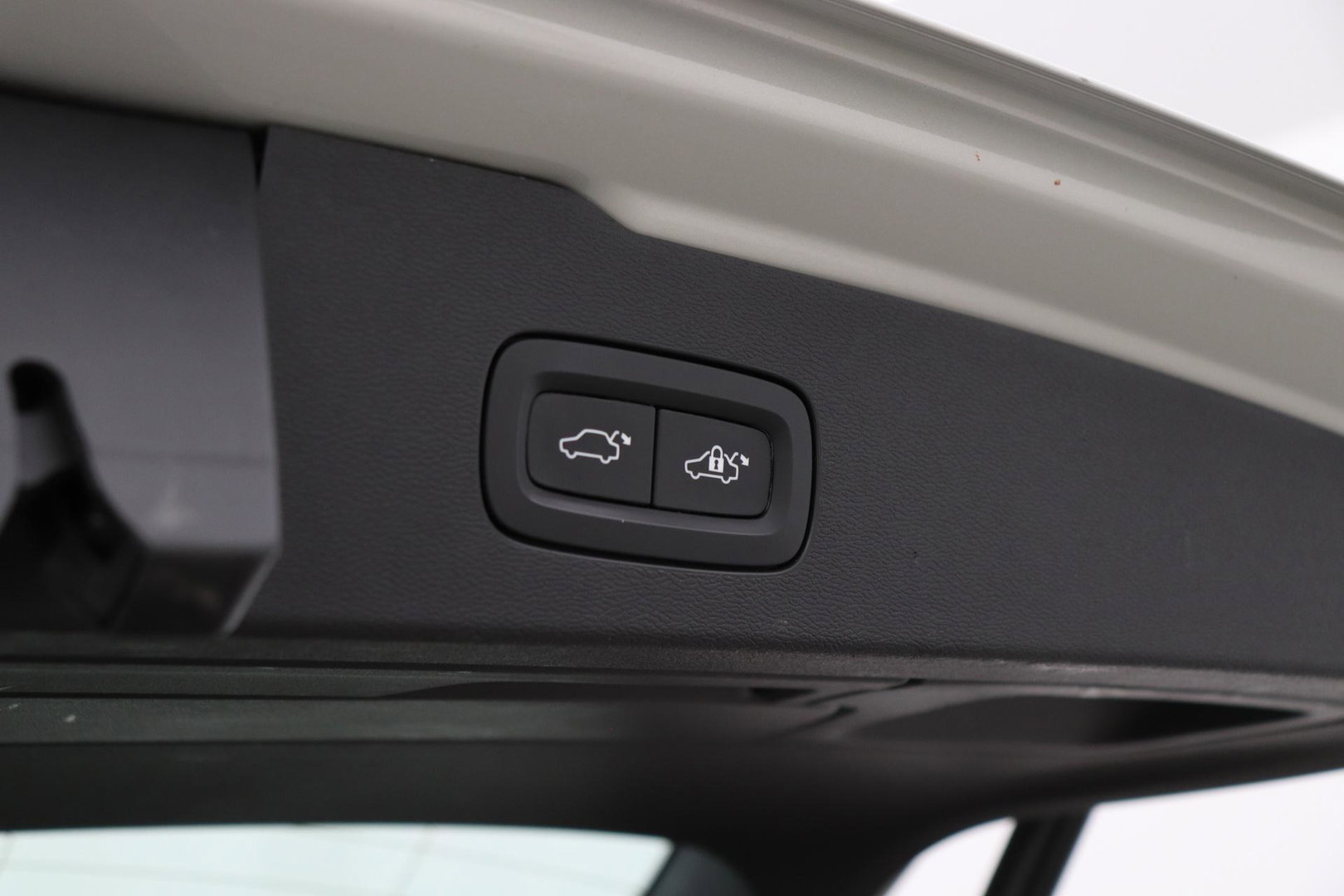 Volvo V60 2.0 D4 Inscription | Harman/Kardon | Pilot-assist | BLIS | Trekhaak | Stoelverwarming | Carplay | ACC