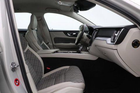 Volvo V60 2.0 D4 Inscription | Harman/Kardon | Pilot-assist | BLIS | Trekhaak | Stoelverwarming | Carplay | ACC