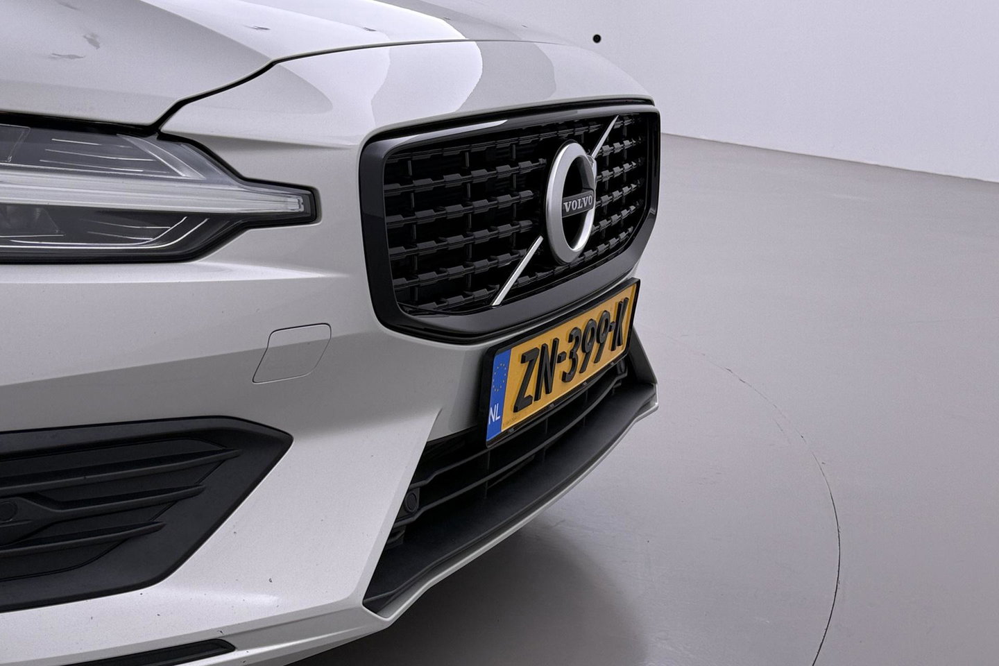 Volvo V60 2.0 D4 Inscription | Harman/Kardon | Pilot-assist | BLIS | Trekhaak | Stoelverwarming | Carplay | ACC