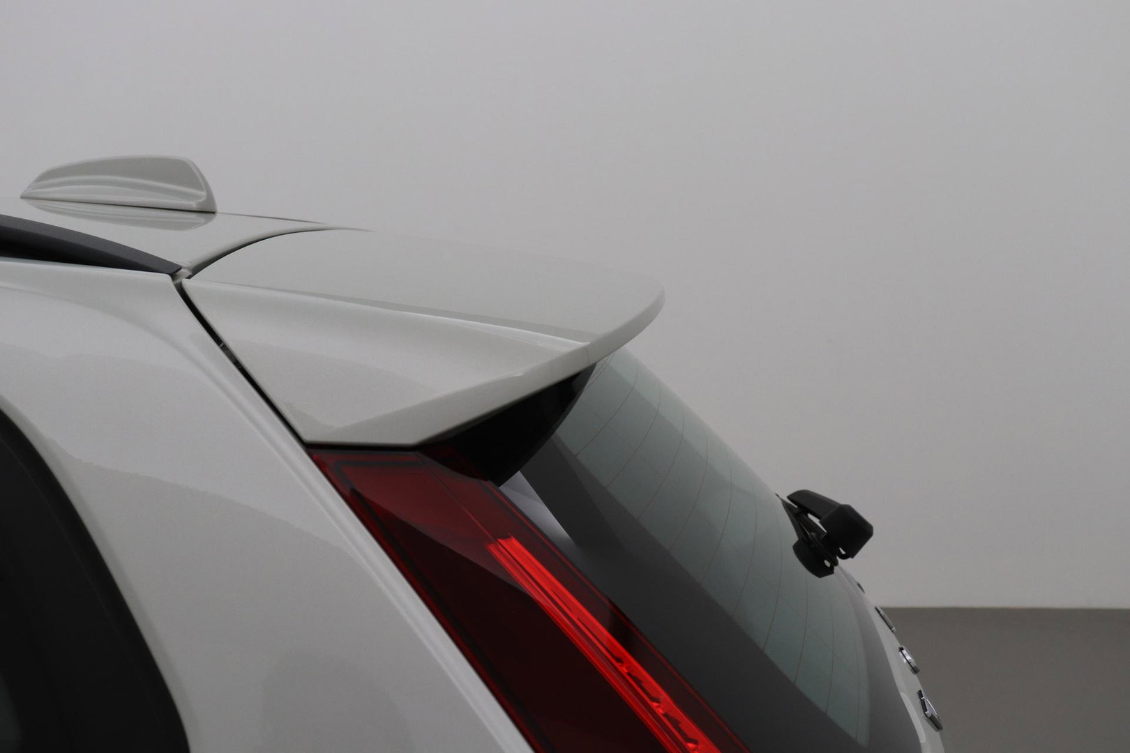 Volvo V60 2.0 D4 Inscription | Harman/Kardon | Pilot-assist | BLIS | Trekhaak | Stoelverwarming | Carplay | ACC