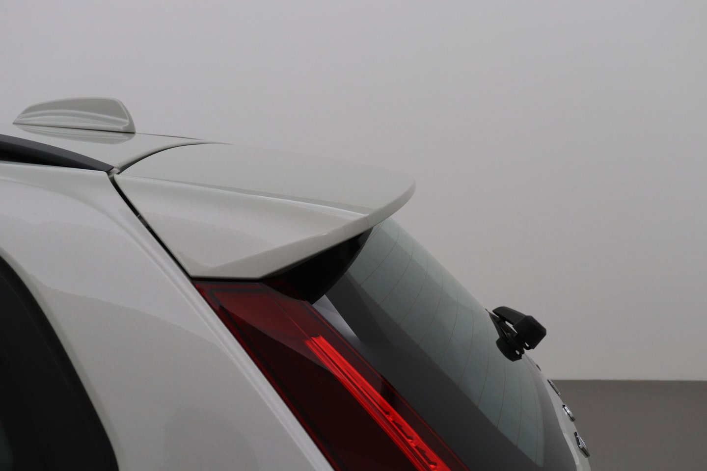 Volvo V60 2.0 D4 Inscription | Harman/Kardon | Pilot-assist | BLIS | Trekhaak | Stoelverwarming | Carplay | ACC
