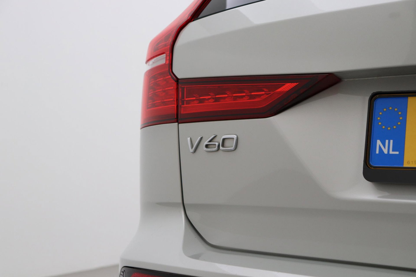Volvo V60 2.0 D4 Inscription | Harman/Kardon | Pilot-assist | BLIS | Trekhaak | Stoelverwarming | Carplay | ACC