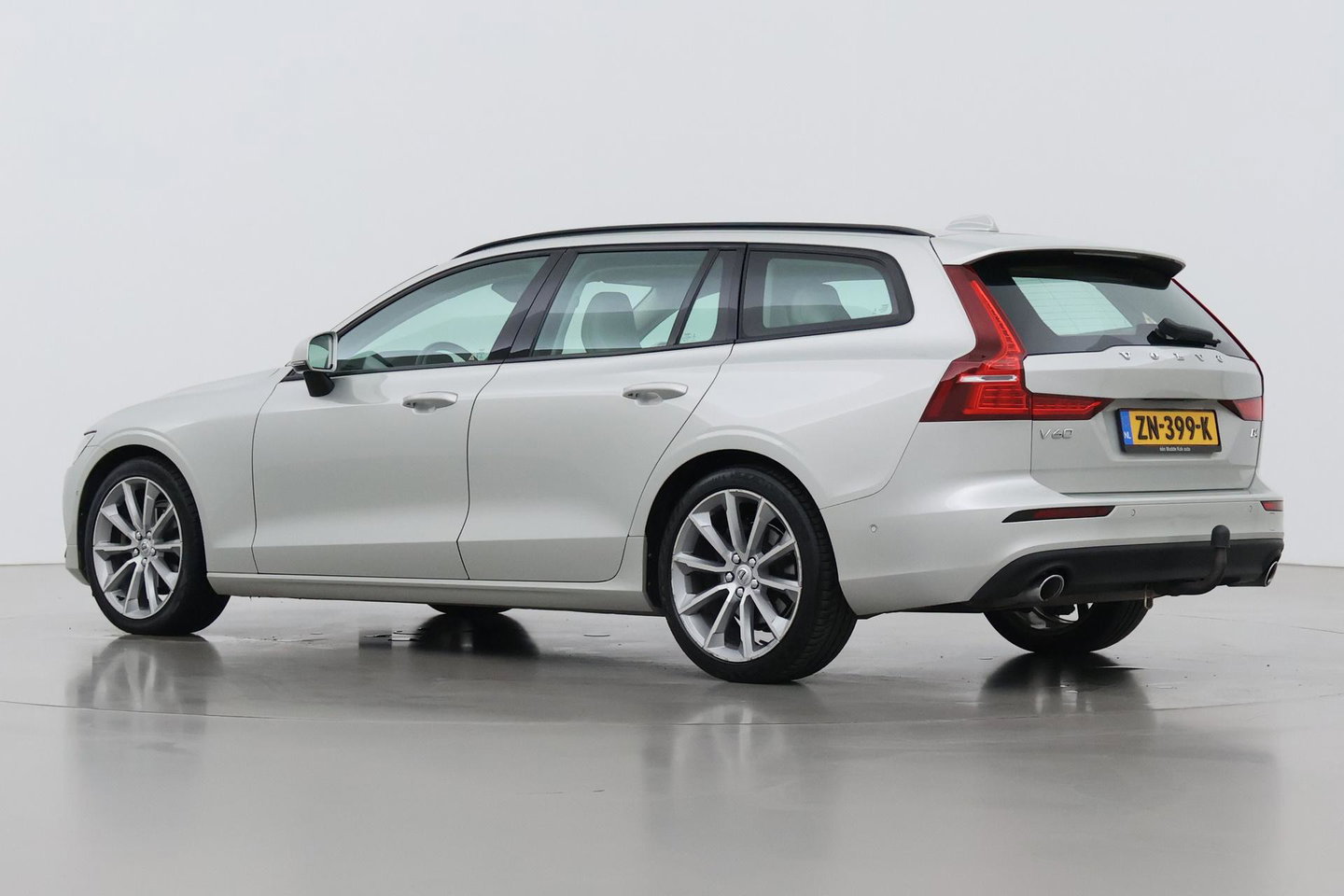 Volvo V60 2.0 D4 Inscription | Harman/Kardon | Pilot-assist | BLIS | Trekhaak | Stoelverwarming | Carplay | ACC