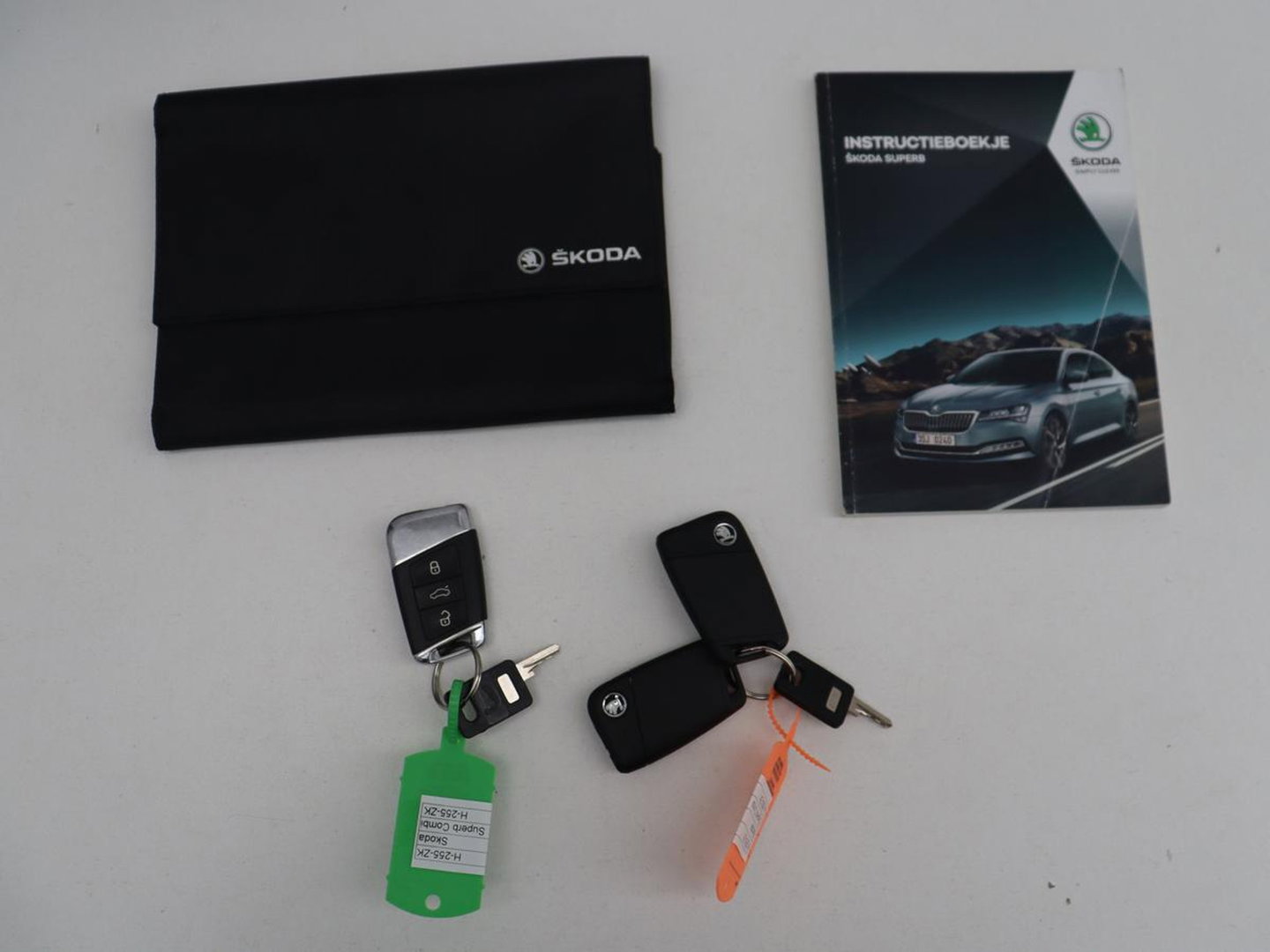 Škoda Superb Combi 1.5 TSI ACT Sportline Business | Leder/alcantara | Memory | Stoelverwarming | Virtueel dashboard | Park assist | Carplay | Navigatie | Climate control | Sfeerverlichting | Elektrische achterklep