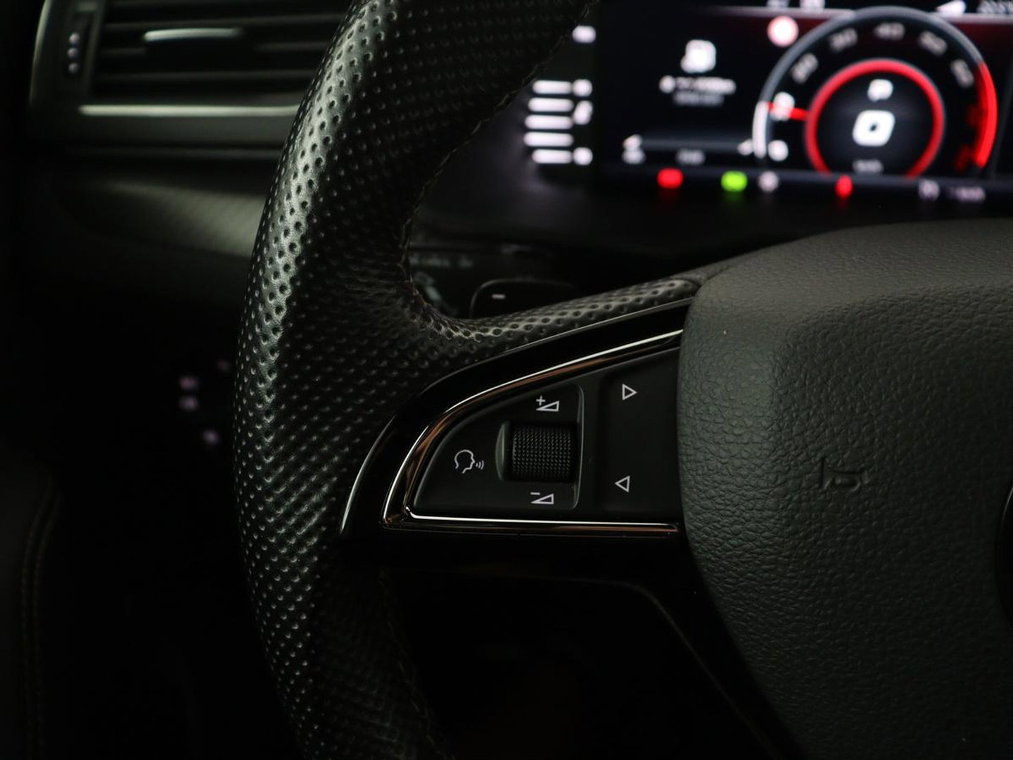 Škoda Superb Combi 1.5 TSI ACT Sportline Business | Leder/alcantara | Memory | Stoelverwarming | Virtueel dashboard | Park assist | Carplay | Navigatie | Climate control | Sfeerverlichting | Elektrische achterklep