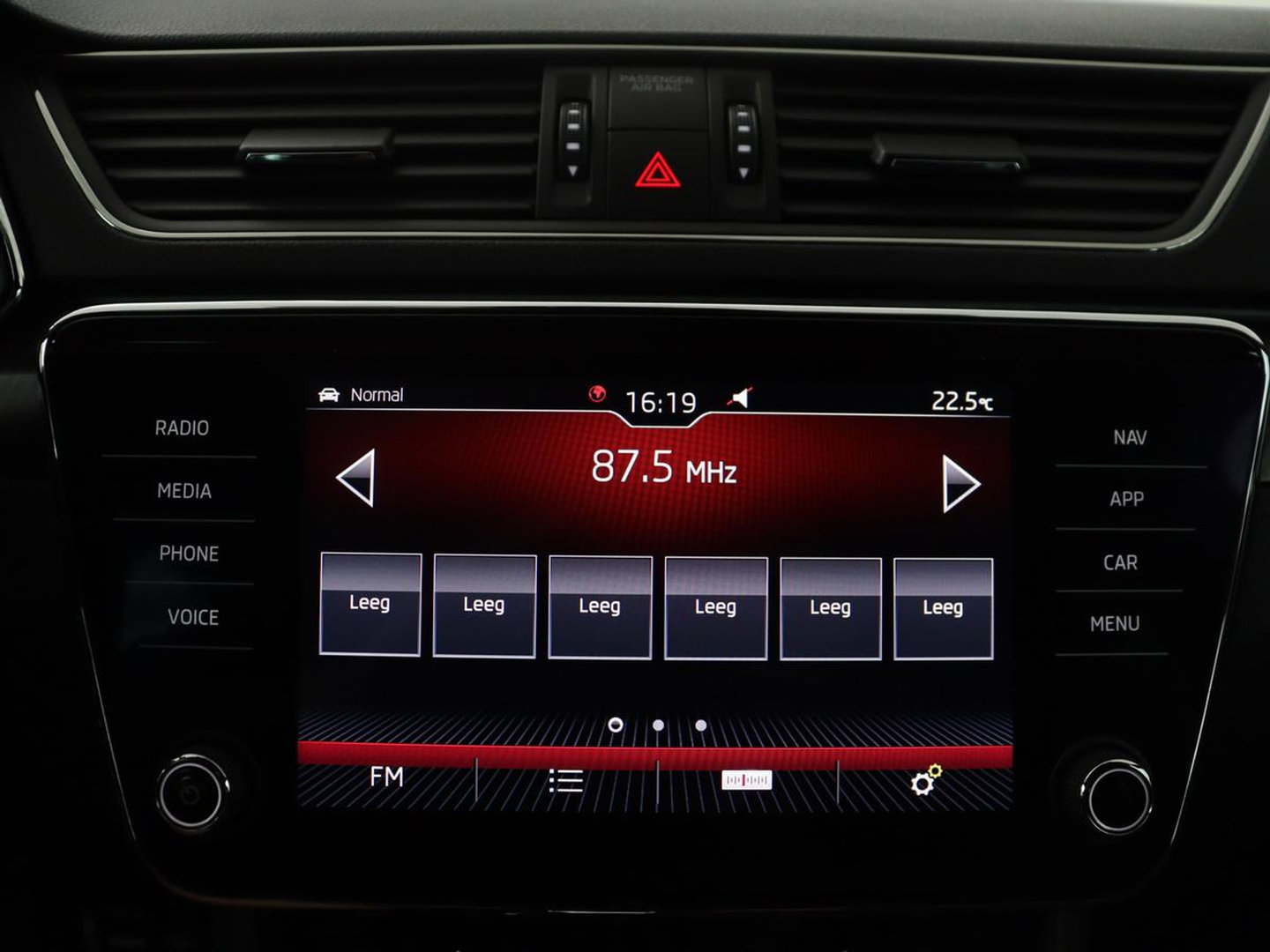 Škoda Superb Combi 1.5 TSI ACT Sportline Business | Leder/alcantara | Memory | Stoelverwarming | Virtueel dashboard | Park assist | Carplay | Navigatie | Climate control | Sfeerverlichting | Elektrische achterklep