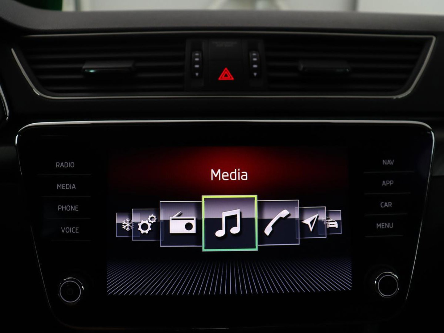 Škoda Superb Combi 1.5 TSI ACT Sportline Business | Leder/alcantara | Memory | Stoelverwarming | Virtueel dashboard | Park assist | Carplay | Navigatie | Climate control | Sfeerverlichting | Elektrische achterklep