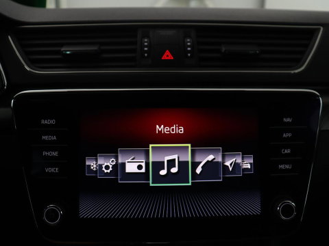 Škoda Superb Combi 1.5 TSI ACT Sportline Business | Leder/alcantara | Memory | Stoelverwarming | Virtueel dashboard | Park assist | Carplay | Navigatie | Climate control | Sfeerverlichting | Elektrische achterklep