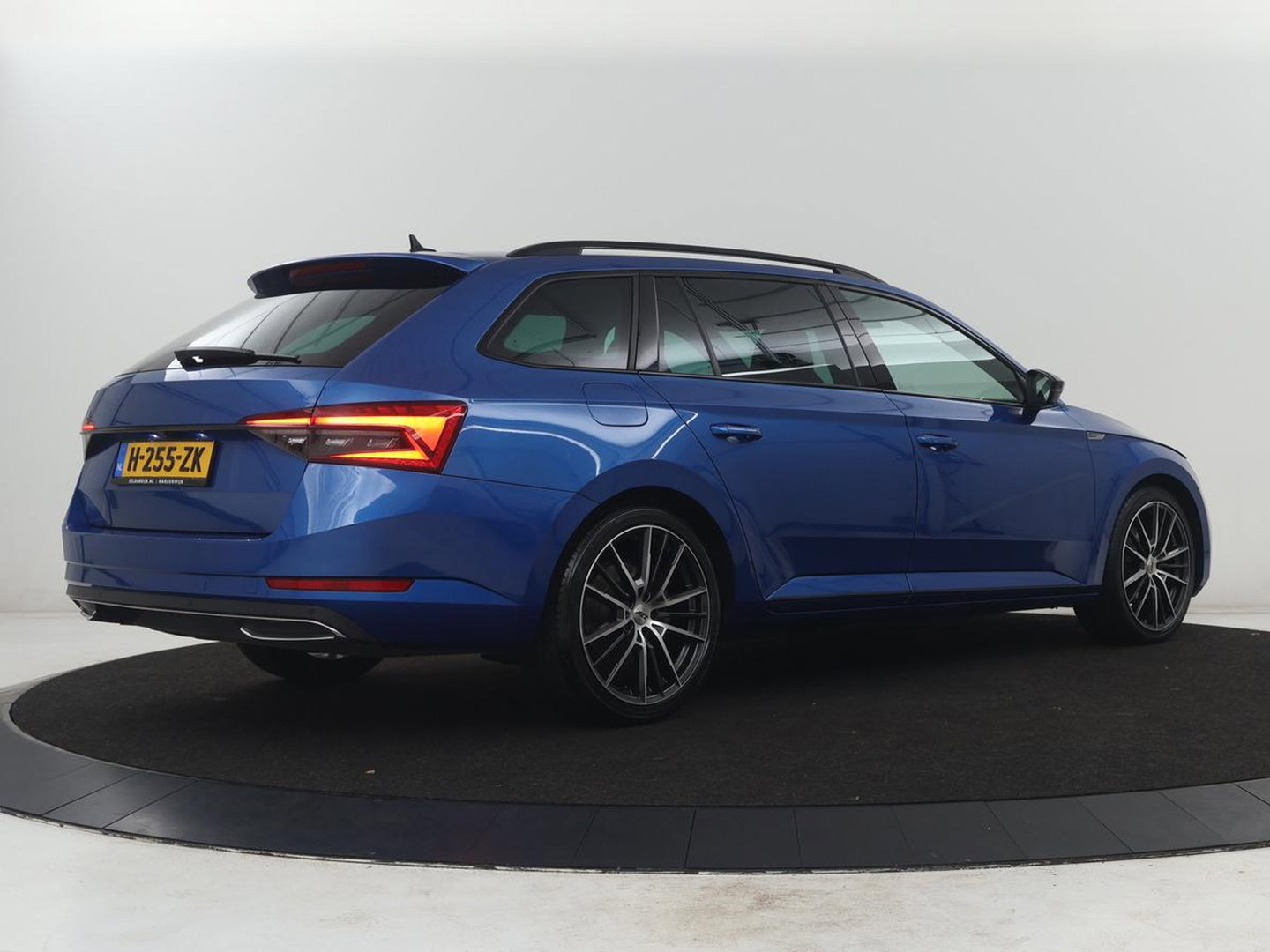 Škoda Superb Combi 1.5 TSI ACT Sportline Business | Leder/alcantara | Memory | Stoelverwarming | Virtueel dashboard | Park assist | Carplay | Navigatie | Climate control | Sfeerverlichting | Elektrische achterklep