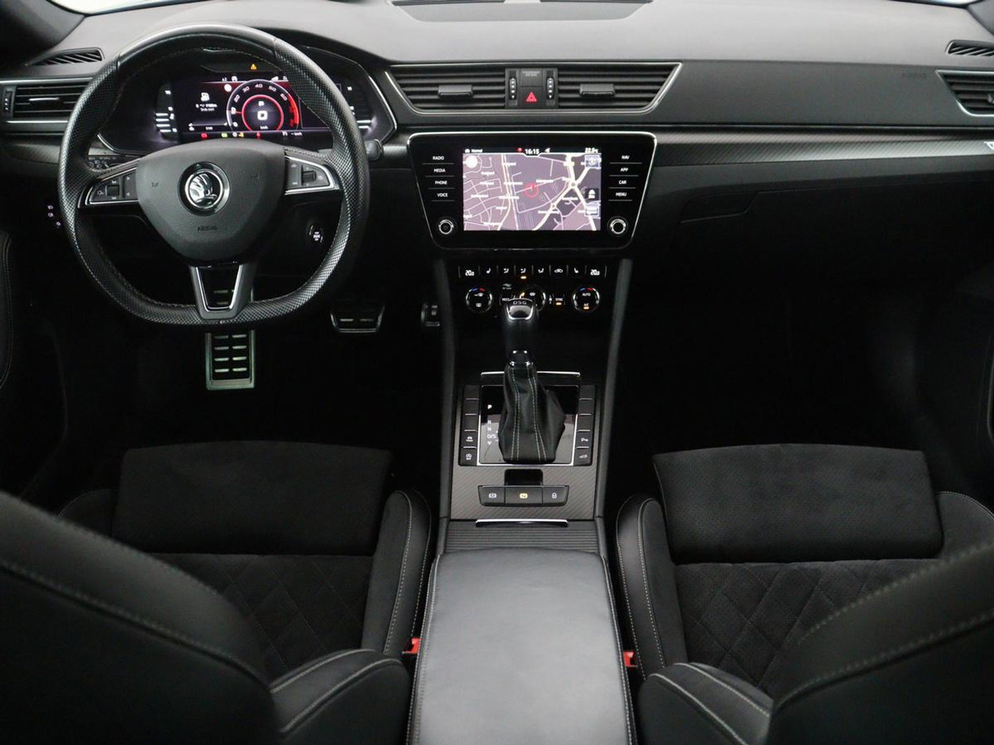 Škoda Superb Combi 1.5 TSI ACT Sportline Business | Leder/alcantara | Memory | Stoelverwarming | Virtueel dashboard | Park assist | Carplay | Navigatie | Climate control | Sfeerverlichting | Elektrische achterklep