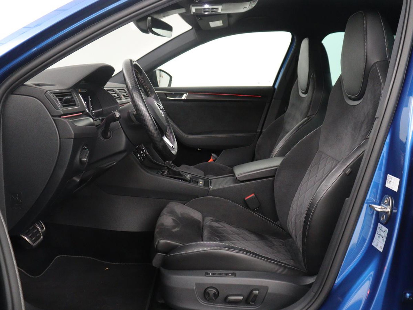 Škoda Superb Combi 1.5 TSI ACT Sportline Business | Leder/alcantara | Memory | Stoelverwarming | Virtueel dashboard | Park assist | Carplay | Navigatie | Climate control | Sfeerverlichting | Elektrische achterklep
