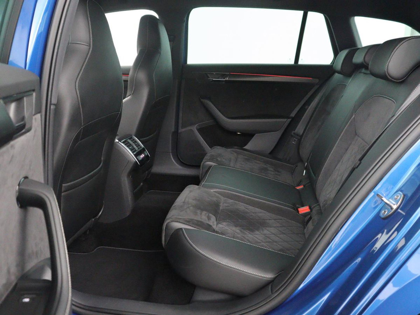 Škoda Superb Combi 1.5 TSI ACT Sportline Business | Leder/alcantara | Memory | Stoelverwarming | Virtueel dashboard | Park assist | Carplay | Navigatie | Climate control | Sfeerverlichting | Elektrische achterklep