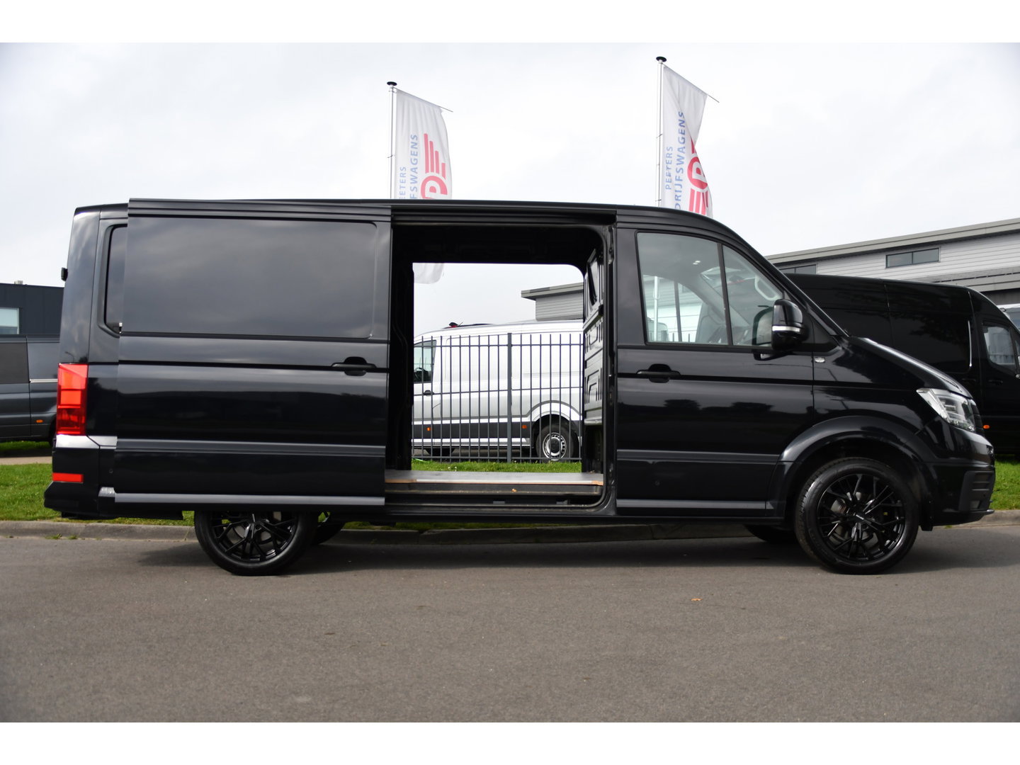Volkswagen Crafter 2.0 TDI L3H2 Black Edition Adaptieve Cruise, Camera, Carplay, LED, 2 x Schuifdeur, 177pk, Automaat, Geveerde stoel, Massage Stoel, Trekhaak, Uniek!