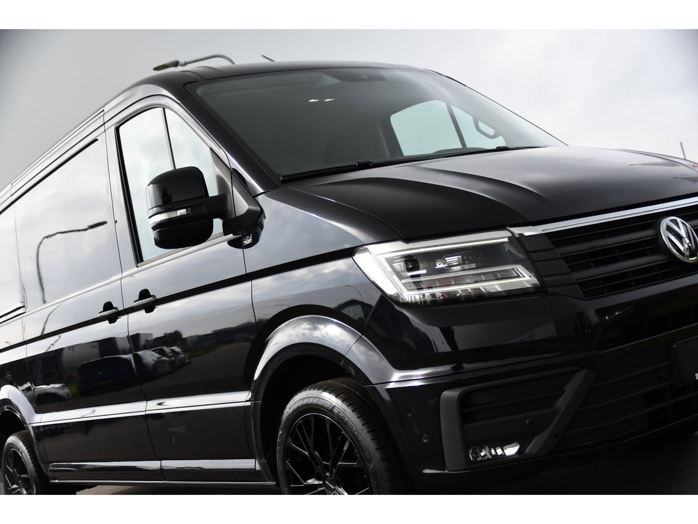 Volkswagen Crafter 2.0 TDI L3H2 Black Edition Adaptieve Cruise, Camera, Carplay, LED, 2 x Schuifdeur, 177pk, Automaat, Geveerde stoel, Massage Stoel, Trekhaak, Uniek!