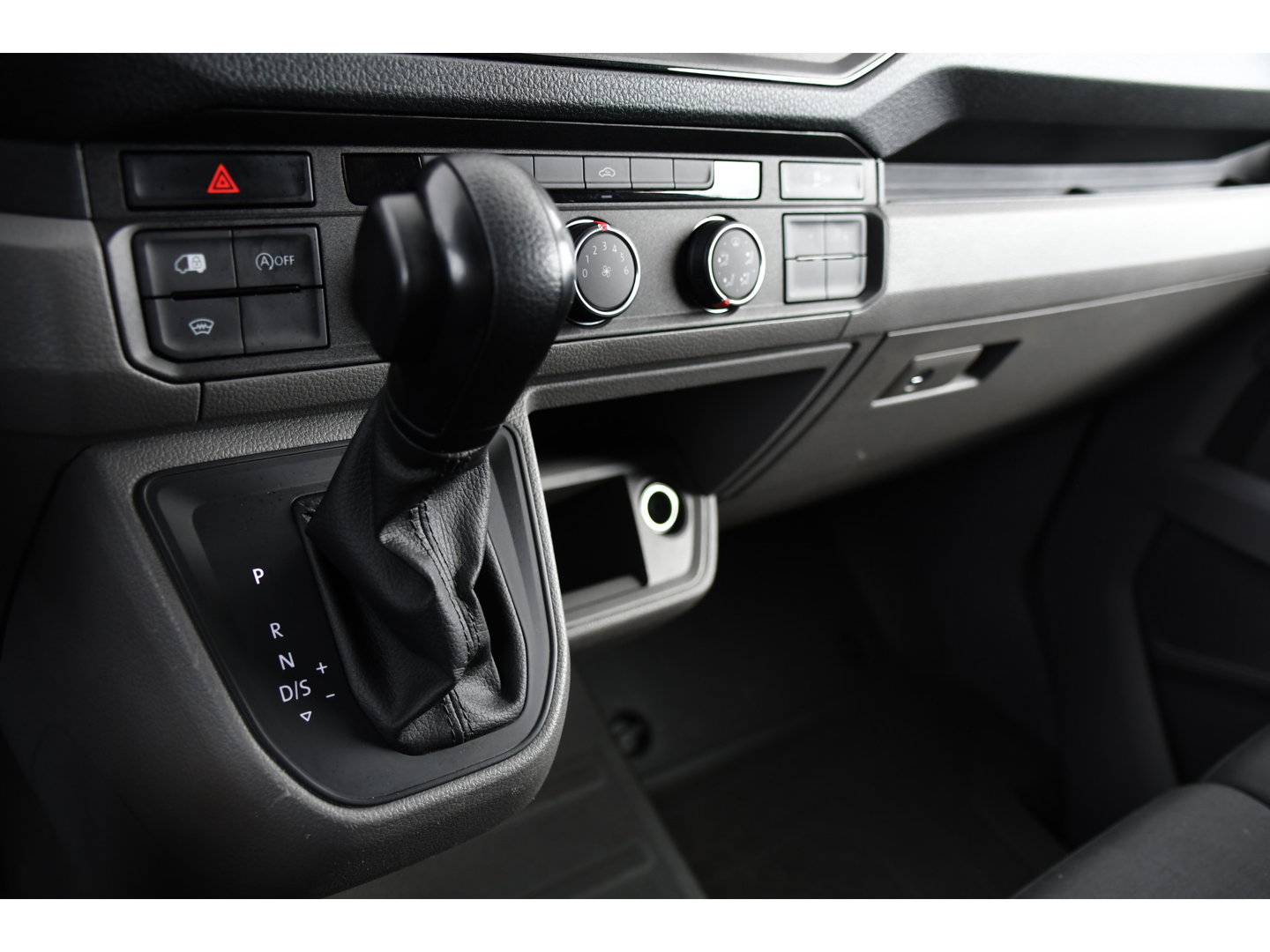 Volkswagen Crafter 2.0 TDI L3H2 Black Edition Adaptieve Cruise, Camera, Carplay, LED, 2 x Schuifdeur, 177pk, Automaat, Geveerde stoel, Massage Stoel, Trekhaak, Uniek!