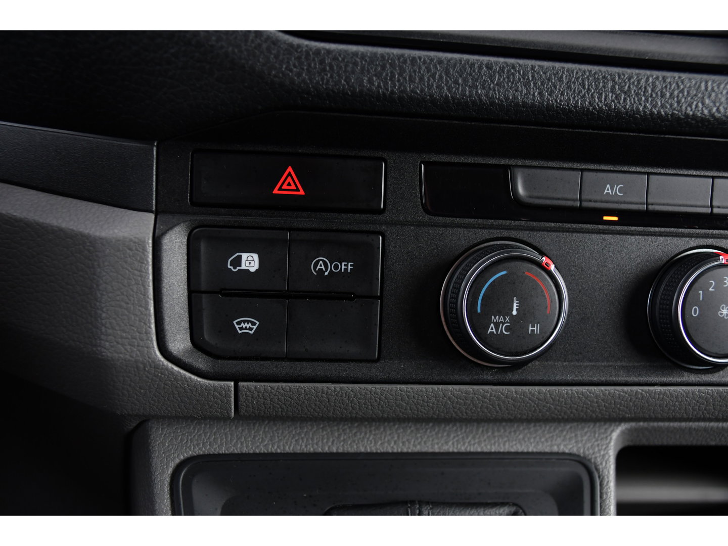 Volkswagen Crafter 2.0 TDI L3H2 Black Edition Adaptieve Cruise, Camera, Carplay, LED, 2 x Schuifdeur, 177pk, Automaat, Geveerde stoel, Massage Stoel, Trekhaak, Uniek!