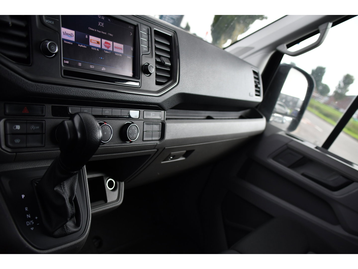 Volkswagen Crafter 2.0 TDI L3H2 Black Edition Adaptieve Cruise, Camera, Carplay, LED, 2 x Schuifdeur, 177pk, Automaat, Geveerde stoel, Massage Stoel, Trekhaak, Uniek!
