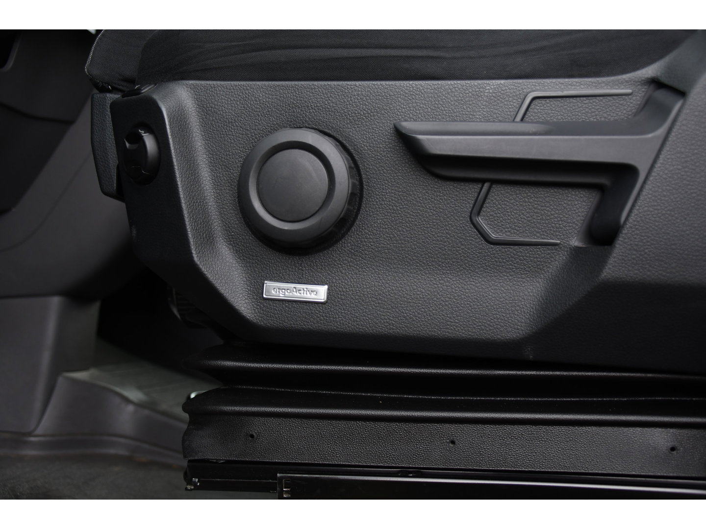 Volkswagen Crafter 2.0 TDI L3H2 Black Edition Adaptieve Cruise, Camera, Carplay, LED, 2 x Schuifdeur, 177pk, Automaat, Geveerde stoel, Massage Stoel, Trekhaak, Uniek!