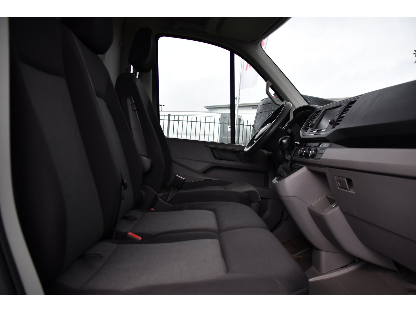 Volkswagen Crafter 2.0 TDI L3H2 Black Edition Adaptieve Cruise, Camera, Carplay, LED, 2 x Schuifdeur, 177pk, Automaat, Geveerde stoel, Massage Stoel, Trekhaak, Uniek!