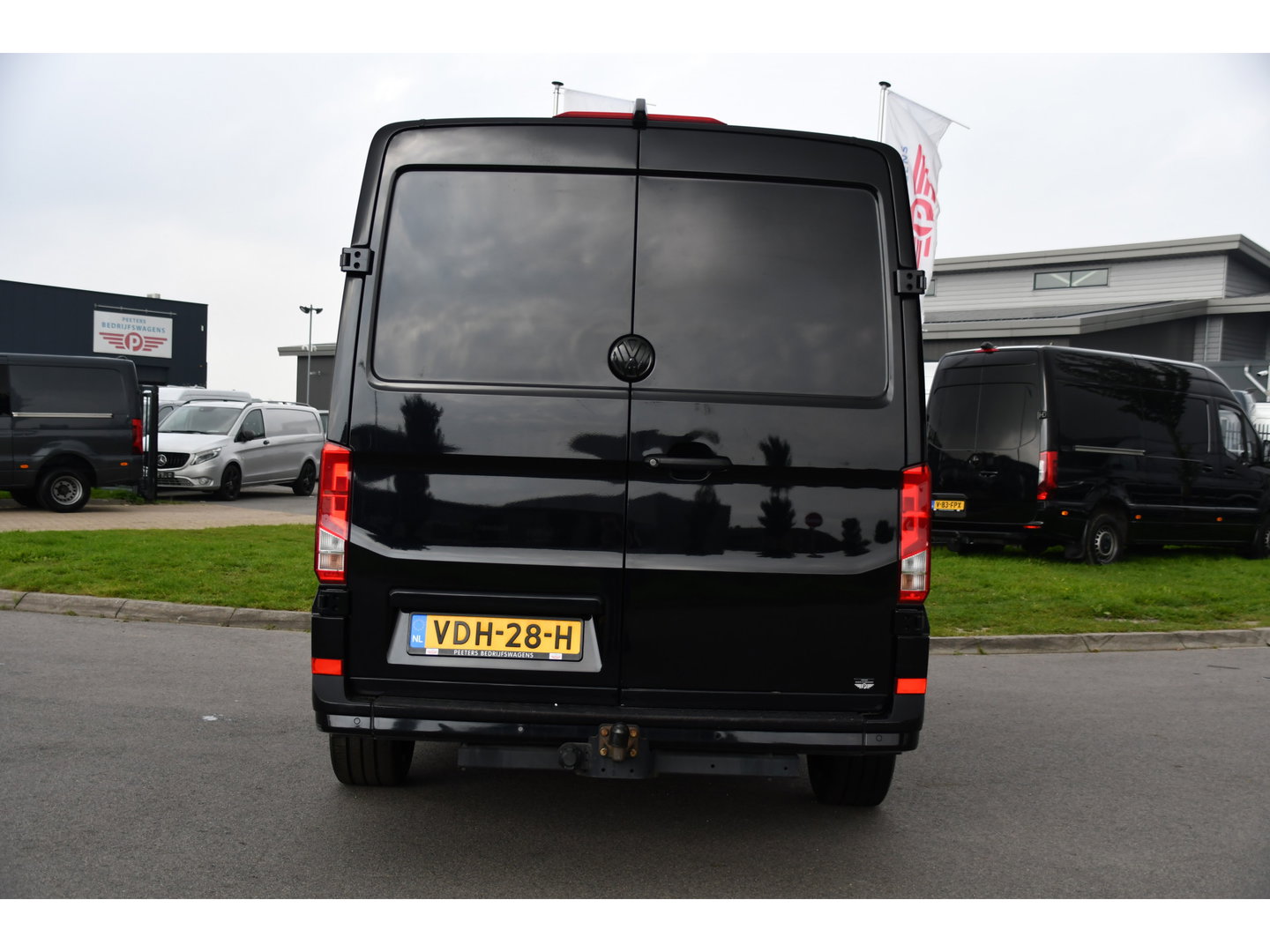 Volkswagen Crafter 2.0 TDI L3H2 Black Edition Adaptieve Cruise, Camera, Carplay, LED, 2 x Schuifdeur, 177pk, Automaat, Geveerde stoel, Massage Stoel, Trekhaak, Uniek!