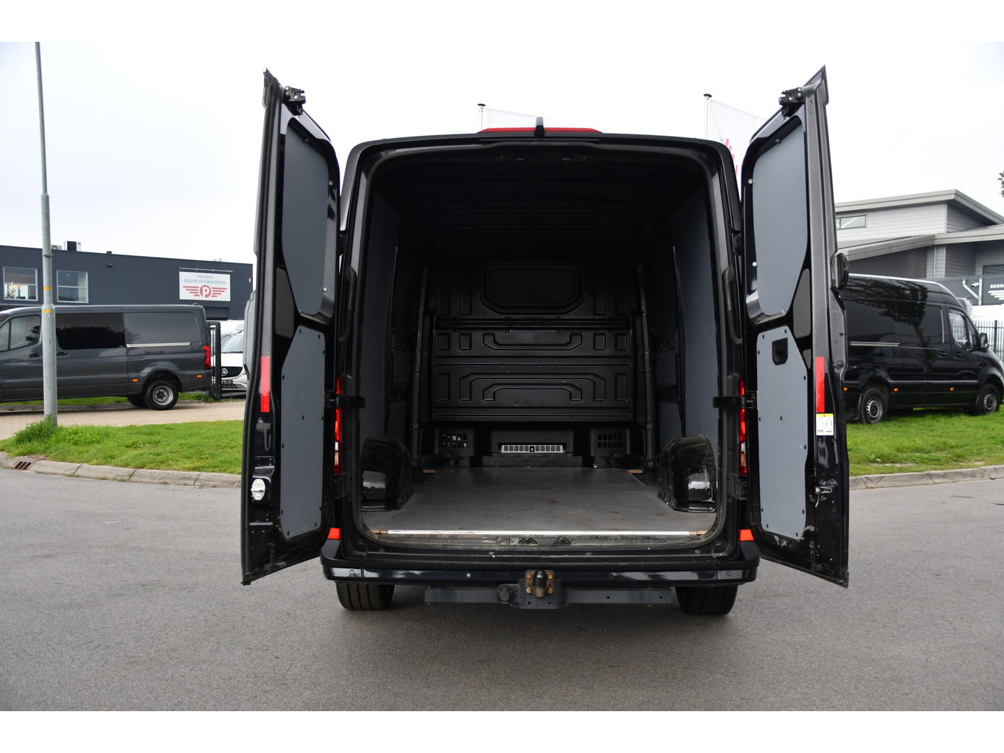 Volkswagen Crafter 2.0 TDI L3H2 Black Edition Adaptieve Cruise, Camera, Carplay, LED, 2 x Schuifdeur, 177pk, Automaat, Geveerde stoel, Massage Stoel, Trekhaak, Uniek!