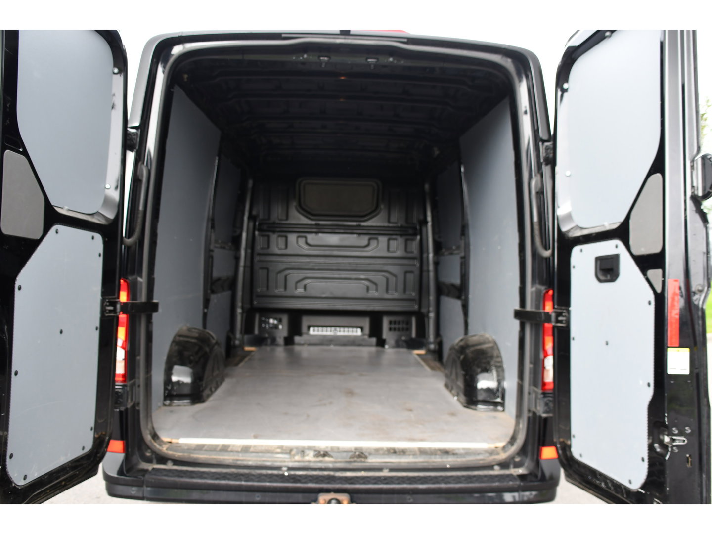 Volkswagen Crafter 2.0 TDI L3H2 Black Edition Adaptieve Cruise, Camera, Carplay, LED, 2 x Schuifdeur, 177pk, Automaat, Geveerde stoel, Massage Stoel, Trekhaak, Uniek!