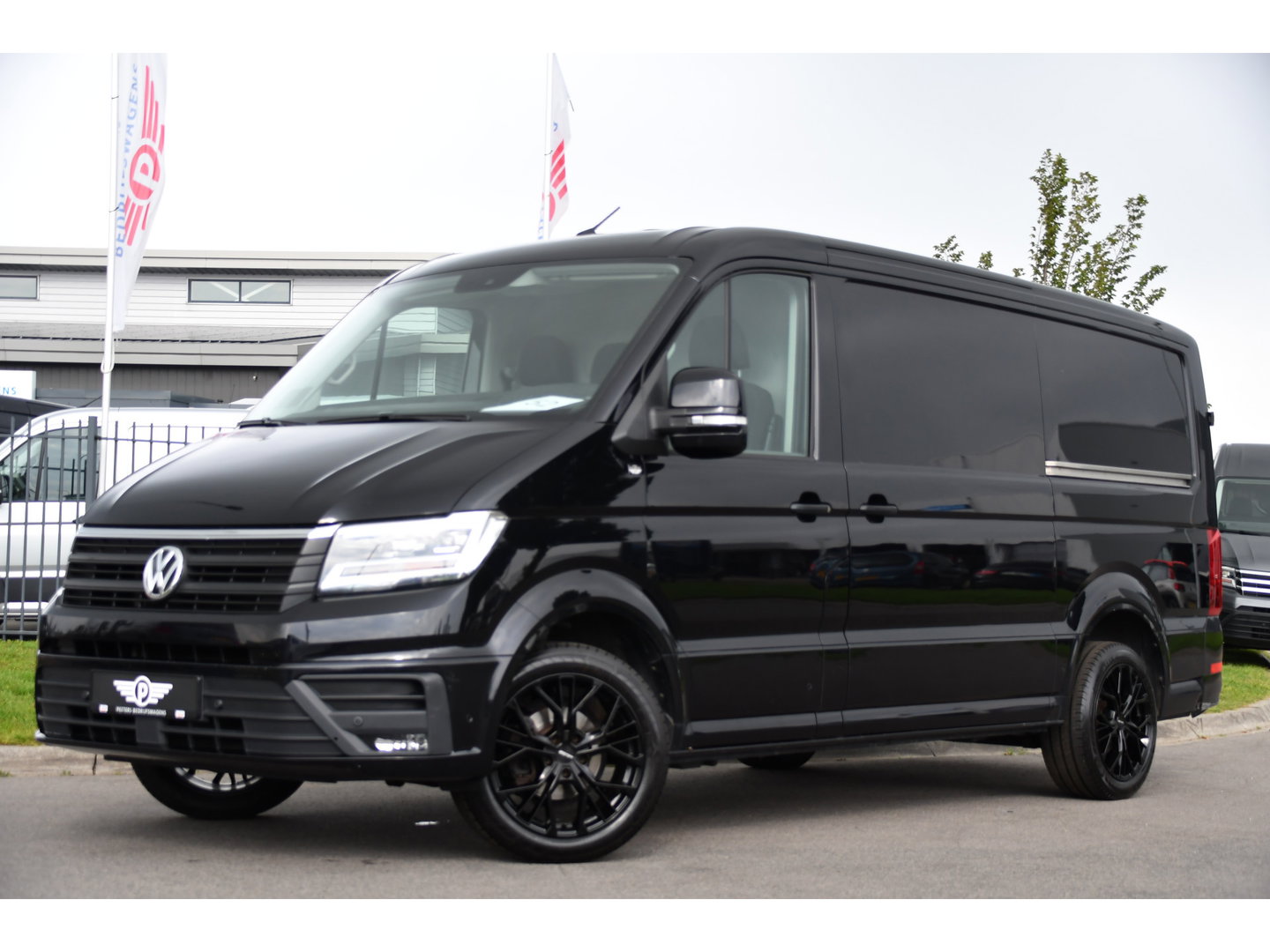 Volkswagen Crafter 2.0 TDI L3H2 Black Edition Adaptieve Cruise, Camera, Carplay, LED, 2 x Schuifdeur, 177pk, Automaat, Geveerde stoel, Massage Stoel, Trekhaak, Uniek!