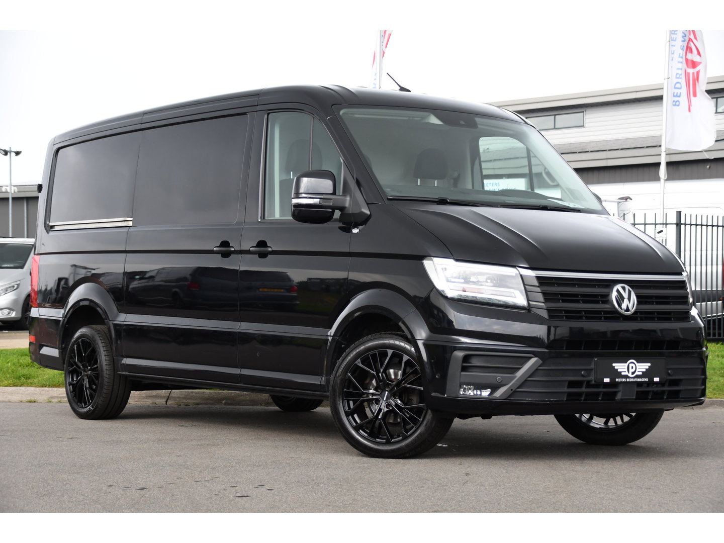 Volkswagen Crafter 2.0 TDI L3H2 Black Edition Adaptieve Cruise, Camera, Carplay, LED, 2 x Schuifdeur, 177pk, Automaat, Geveerde stoel, Massage Stoel, Trekhaak, Uniek!