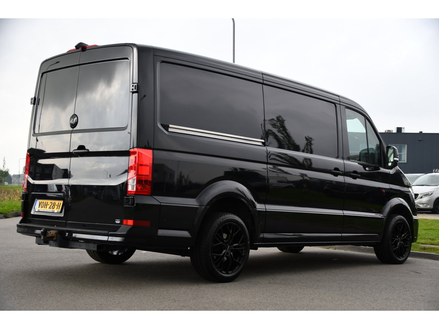 Volkswagen Crafter 2.0 TDI L3H2 Black Edition Adaptieve Cruise, Camera, Carplay, LED, 2 x Schuifdeur, 177pk, Automaat, Geveerde stoel, Massage Stoel, Trekhaak, Uniek!