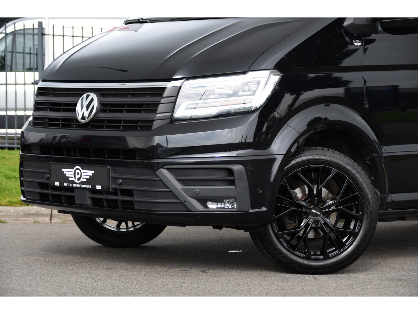 Volkswagen Crafter 2.0 TDI L3H2 Black Edition Adaptieve Cruise, Camera, Carplay, LED, 2 x Schuifdeur, 177pk, Automaat, Geveerde stoel, Massage Stoel, Trekhaak, Uniek!