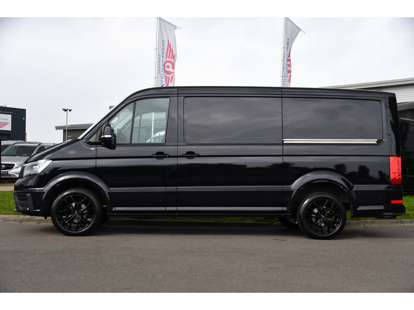 Volkswagen Crafter 2.0 TDI L3H2 Black Edition Adaptieve Cruise, Camera, Carplay, LED, 2 x Schuifdeur, 177pk, Automaat, Geveerde stoel, Massage Stoel, Trekhaak, Uniek!