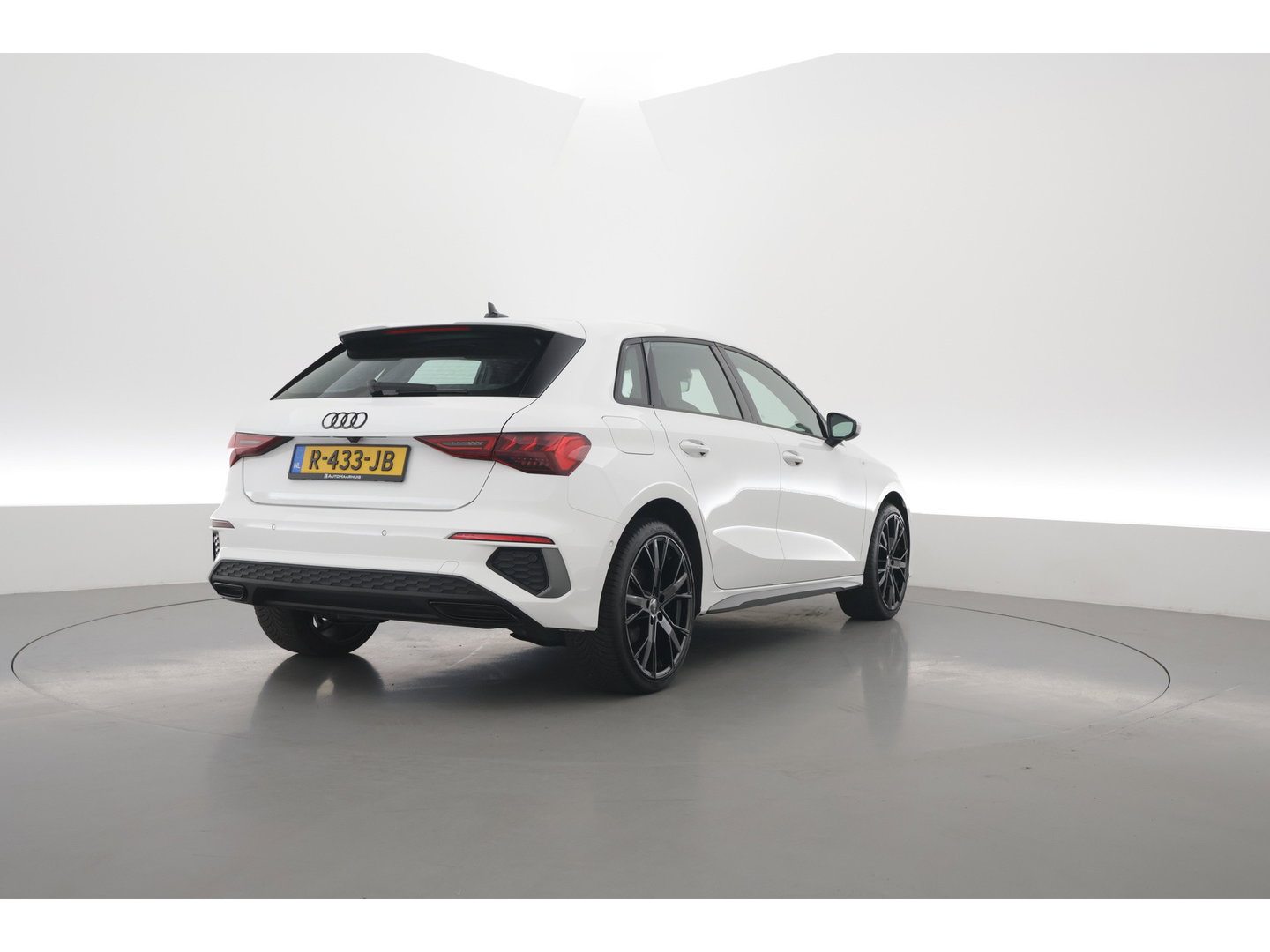 Audi A3 Sportback 40 TFSI e S-Line Ext. | Rijklaar! | SOH 100% |  NAV + CarPlay | 19'' | Camera + PDC | Keyless | Cruise |