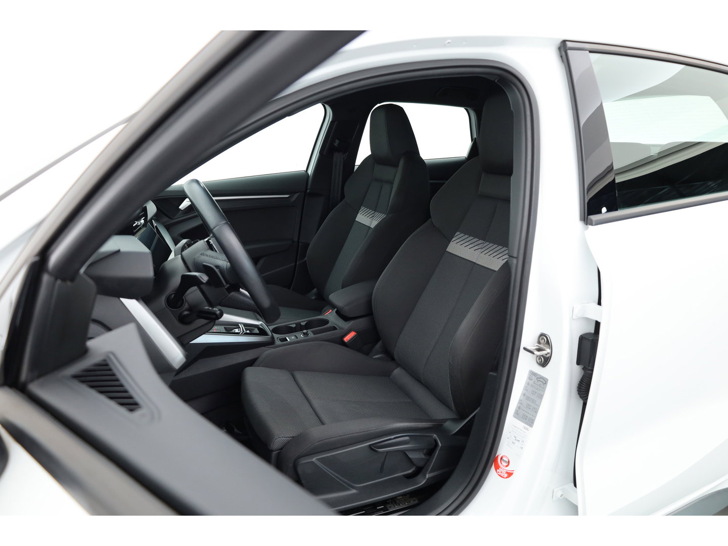 Audi A3 Sportback 40 TFSI e S-Line Ext. | Rijklaar! | SOH 100% |  NAV + CarPlay | 19'' | Camera + PDC | Keyless | Cruise |