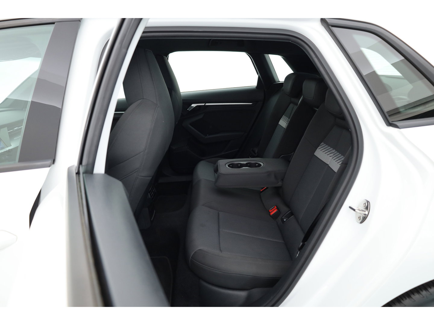 Audi A3 Sportback 40 TFSI e S-Line Ext. | Rijklaar! | SOH 100% |  NAV + CarPlay | 19'' | Camera + PDC | Keyless | Cruise |