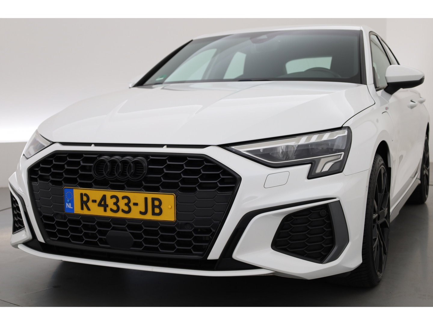 Audi A3 Sportback 40 TFSI e S-Line Ext. | Rijklaar! | SOH 100% |  NAV + CarPlay | 19'' | Camera + PDC | Keyless | Cruise |