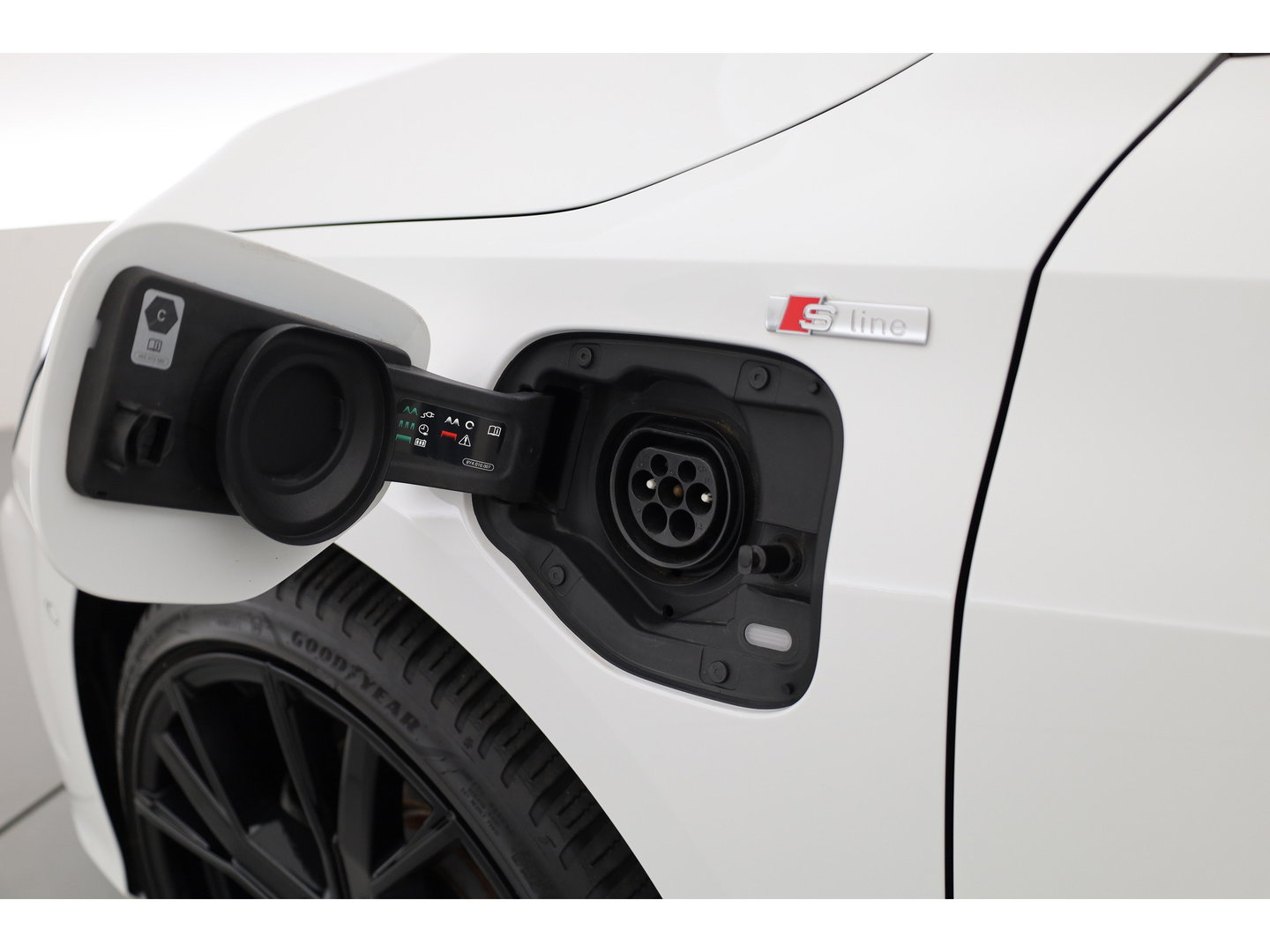 Audi A3 Sportback 40 TFSI e S-Line Ext. | Rijklaar! | SOH 100% |  NAV + CarPlay | 19'' | Camera + PDC | Keyless | Cruise |