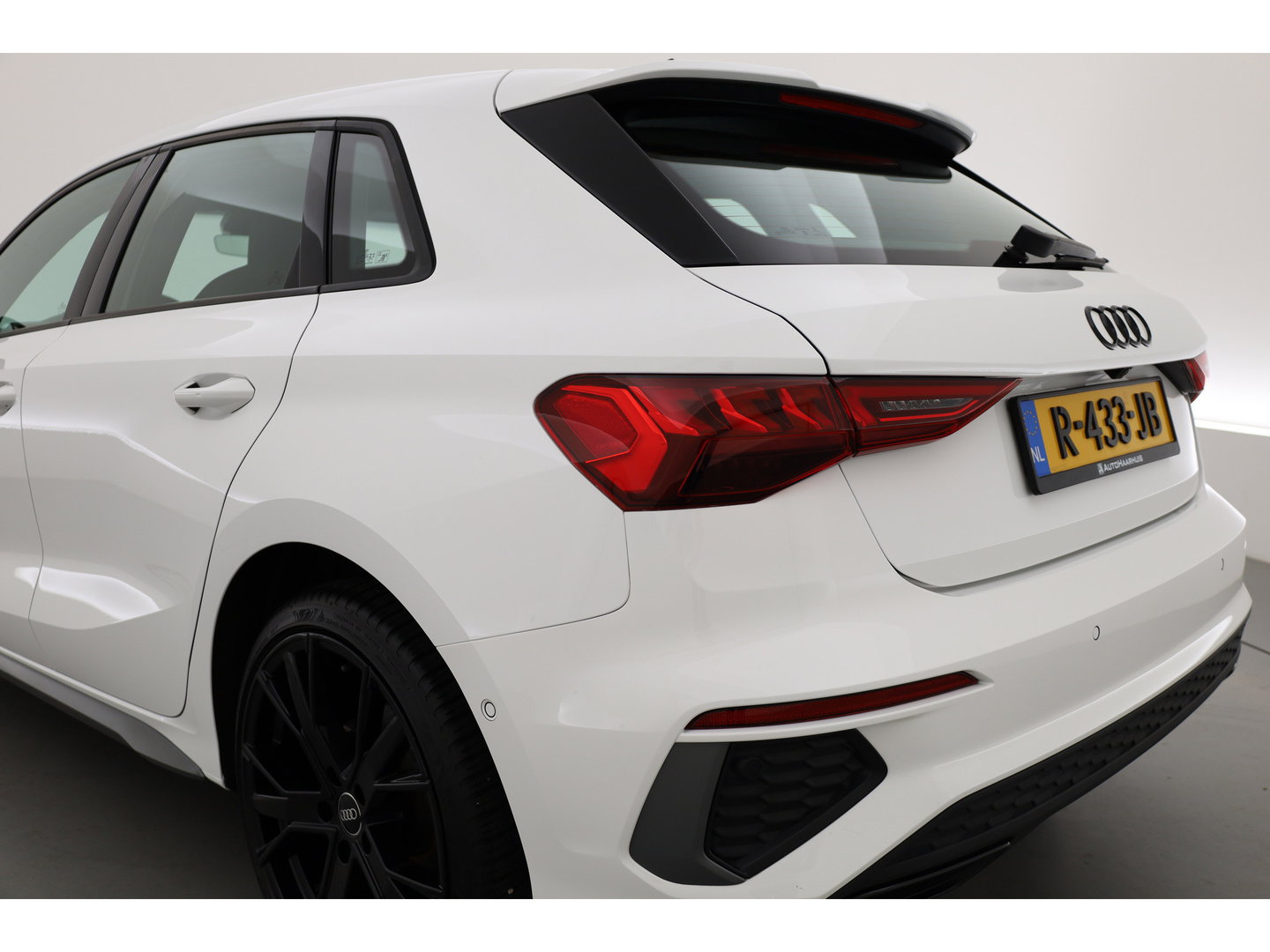 Audi A3 Sportback 40 TFSI e S-Line Ext. | Rijklaar! | SOH 100% |  NAV + CarPlay | 19'' | Camera + PDC | Keyless | Cruise |
