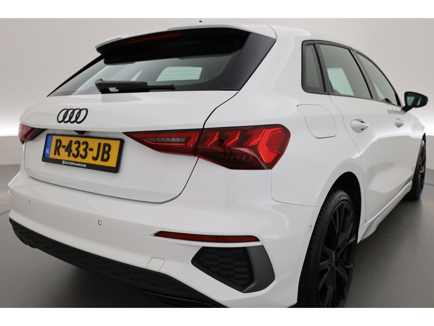 Audi A3 Sportback 40 TFSI e S-Line Ext. | Rijklaar! | SOH 100% |  NAV + CarPlay | 19'' | Camera + PDC | Keyless | Cruise |