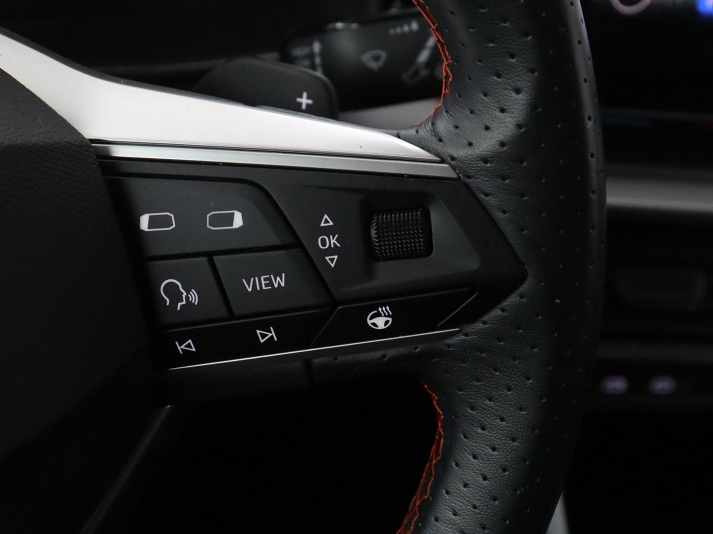 SEAT Leon 1.5 eTSI FR Business Intense | Panoramadak | Leder | Trekhaak | Adaptive cruise | Stuur/stoel verwarming | Camera | Park assist | Carplay | Full LED |