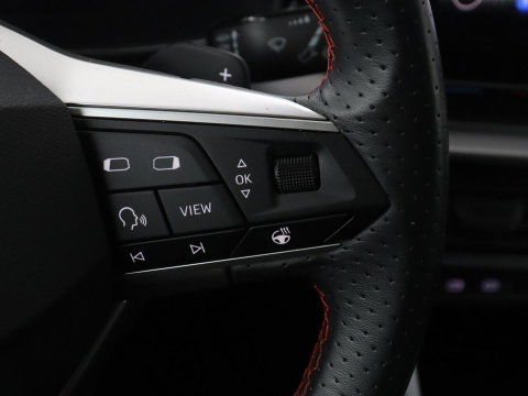 SEAT Leon 1.5 eTSI FR Business Intense | Panoramadak | Leder | Trekhaak | Adaptive cruise | Stuur/stoel verwarming | Camera | Park assist | Carplay | Full LED |