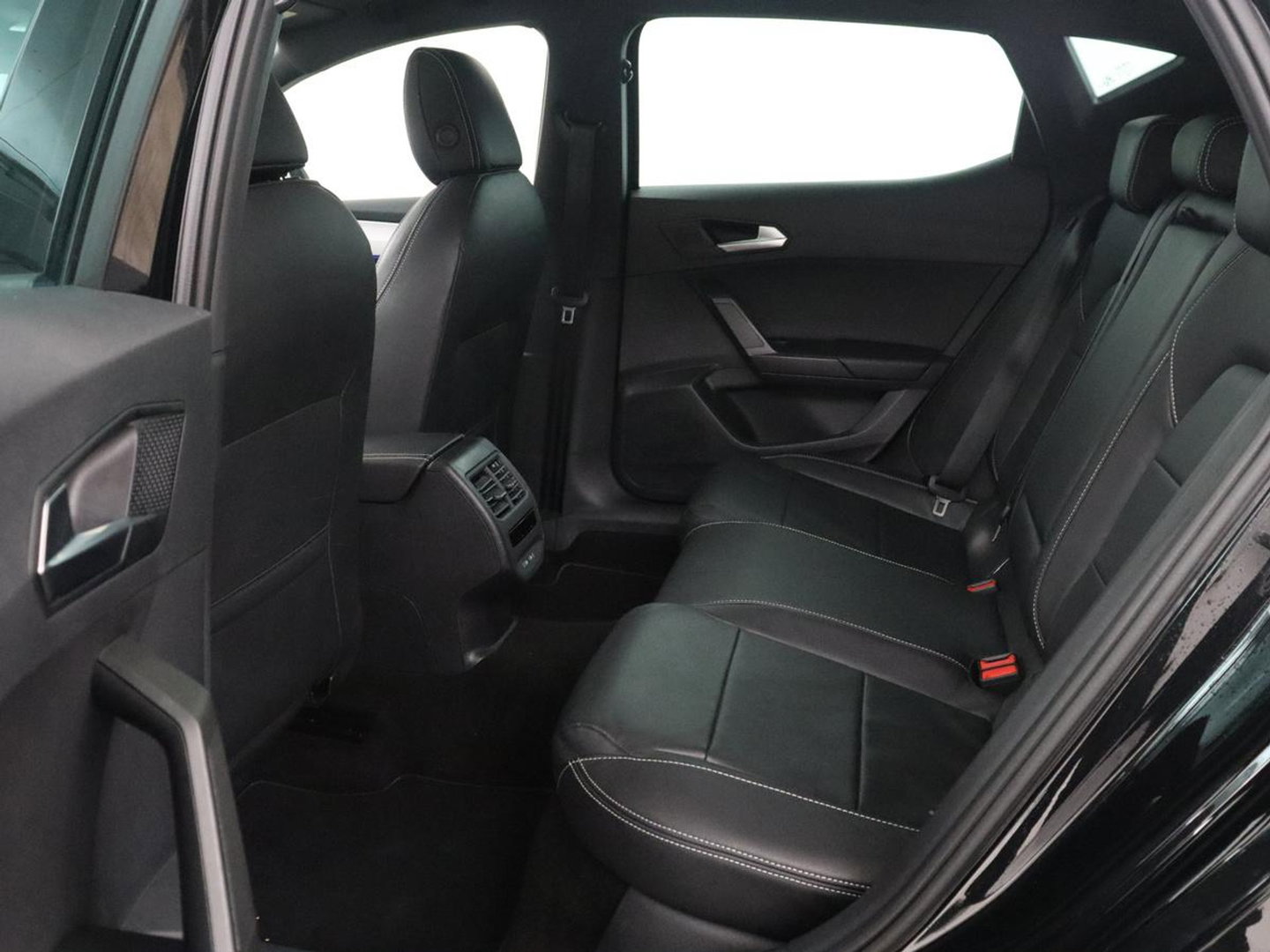 SEAT Leon 1.5 eTSI FR Business Intense | Panoramadak | Leder | Trekhaak | Adaptive cruise | Stuur/stoel verwarming | Camera | Park assist | Carplay | Full LED |