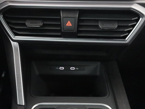 SEAT Leon 1.5 eTSI FR Business Intense | Panoramadak | Leder | Trekhaak | Adaptive cruise | Stuur/stoel verwarming | Camera | Park assist | Carplay | Full LED |