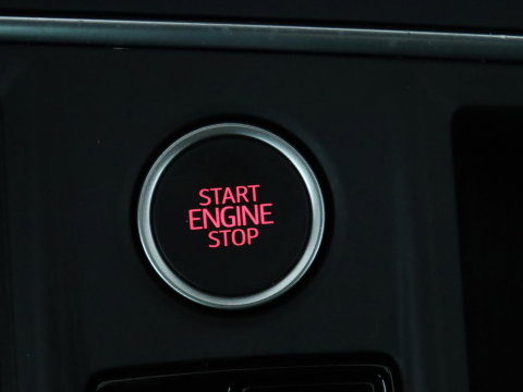 SEAT Leon 1.5 eTSI FR Business Intense | Panoramadak | Leder | Trekhaak | Adaptive cruise | Stuur/stoel verwarming | Camera | Park assist | Carplay | Full LED |